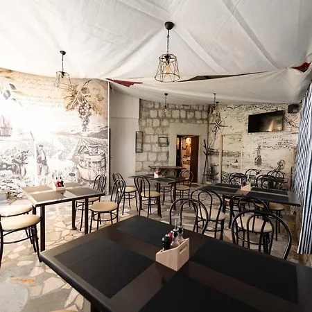 Magli * Kastela